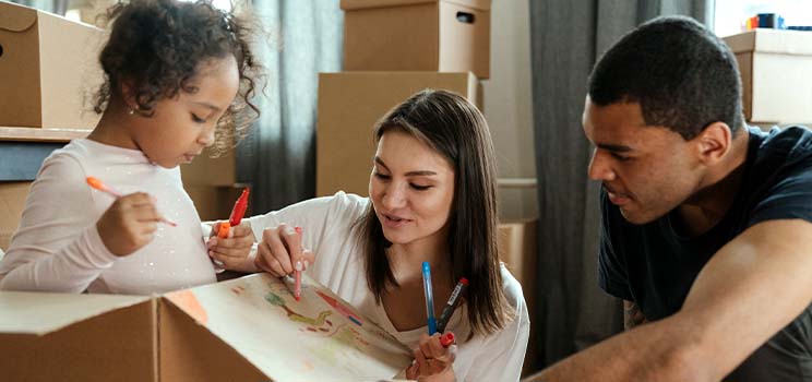 Déménager avec vos enfants enfants jouant dans les cartons